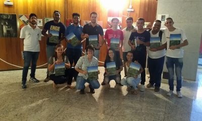 Alunos de Engenharia Ambiental do UNIARAXÁ participam de lançamento de livro