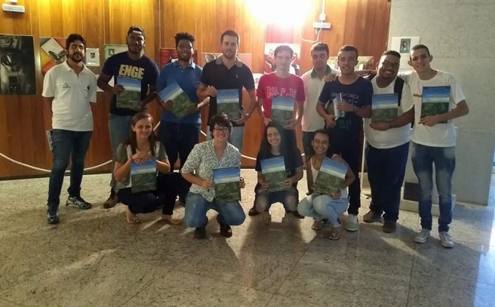 Alunos de Engenharia Ambiental do UNIARAXÁ participam de lançamento de livro