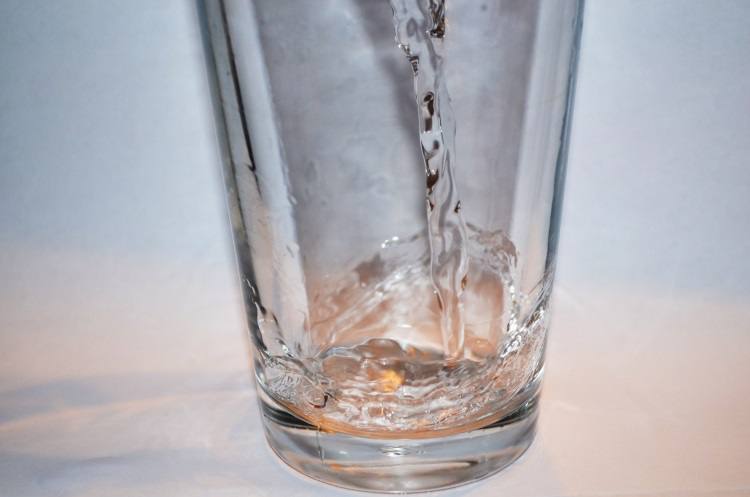 Diminuição de água no corpo pode levar a complicações na terceira idade