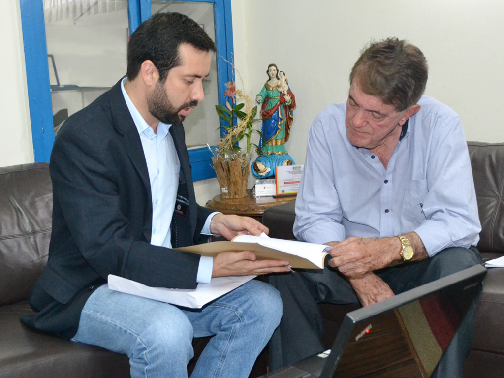 Raphael Rios apresenta relatório de fiscalização e reivindicações de escolas para o prefeito Aracely de Paula
