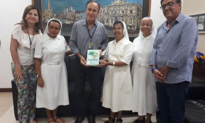 Irmãs Carmelitas entregam livro histórico ao prefeito