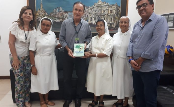 Irmãs Carmelitas entregam livro histórico ao prefeito