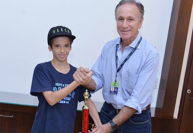 Prefeito recebe campeão mundial de skate