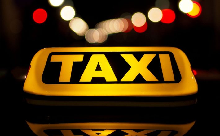 Taxistas devem renovar cadastramento