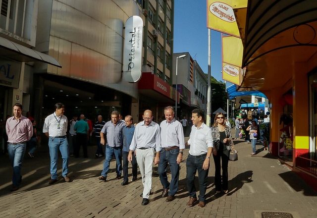 Prefeito assina a ordem de serviço para início da revitalização do Espaço Arthur Machado