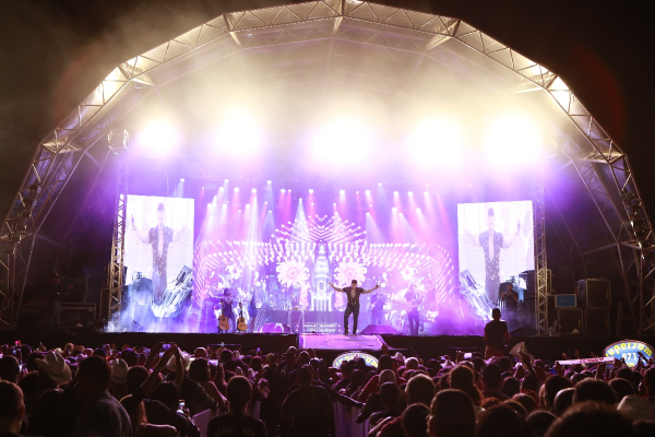 Véspera de feriado foi marcada pelo show de Eduardo Costa na ExpoZebu
