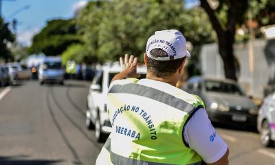 Equipe de Educação no Trânsito atua para inibir filas duplas e práticas irregulares nas portas de escolas