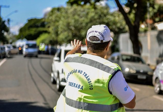 Equipe de Educação no Trânsito atua para inibir filas duplas e práticas irregulares nas portas de escolas