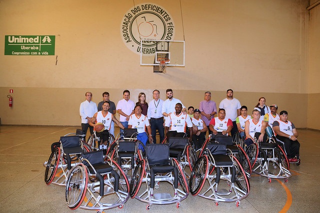 FUNEL entrega cadeiras de rodas para prática de basquetebol à ADEFU