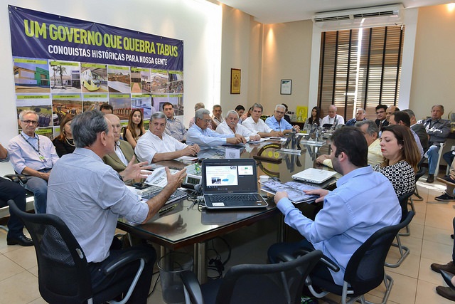 Prefeitos assinam termo de compromisso para formação da Agência Regional de Desenvolvimento Econômico Prefeitos assinam termo de compromisso para formação da Agência Regional de Desenvolvimento Econômico