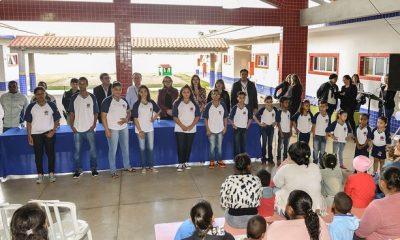 Alunos da rede municipal de ensino em Uberaba recebem uniformes