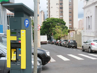 Motoristas têm primeiro contato com o estacionamento rotativo em Uberaba