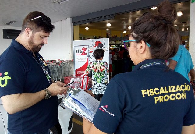 Procon autua supermercado por limitação de produtos e irregularidades na precificação