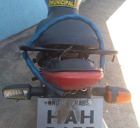 Agentes de trânsito apreendem moto com placa artesanal no centro da cidade