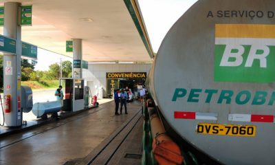 Valor médio da gasolina nos postos caiu 6% em dois meses