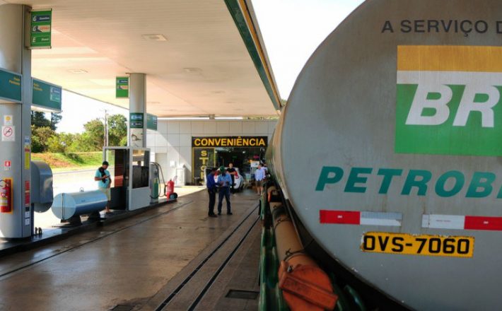 Valor médio da gasolina nos postos caiu 6% em dois meses