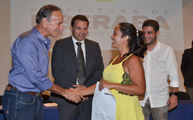 Famílias beneficiadas pelo PMCMV recebem chaves das mãos do prefeito Paulo Piau