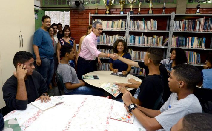 Na volta às aulas, governador Romeu Zema visita escola em Santa Luzia e propõe melhoria nos resultados de Minas no Ideb