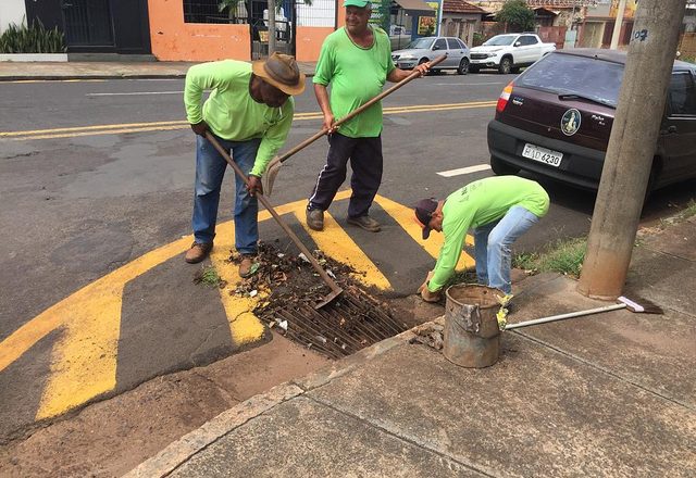 Mais de 5 toneladas de lixo são retirados de bueiros em Uberaba em apenas três dias