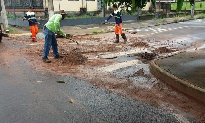 Prefeitura realiza limpeza e serviço de tapa buraco em caráter emergencial