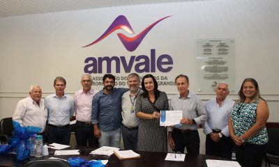 Amvale assina convênio para facilitar acesso ao ensino superior de pessoas indicadas pelas prefeituras associadas