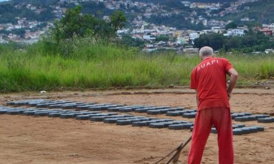 Presos de São João del-Rei produzem bloquetes para calçamento de ruas