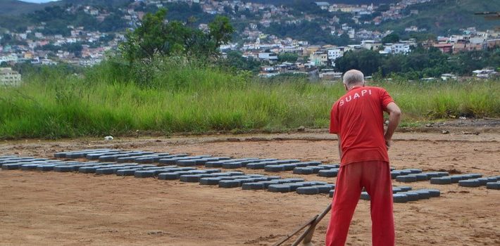 Presos de São João del-Rei produzem bloquetes para calçamento de ruas