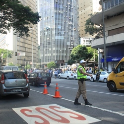 Ação na Praça Sete alerta população da capital para trânsito mais seguro
