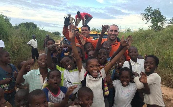 Romeu Zema recebe bombeiros que atuaram na África