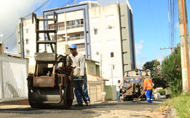 Prefeitura de Uberaba continua com serviços de tapa buraco e limpeza nos bairros