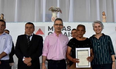 Em Minas Novas, governador Romeu Zema entrega 267 títulos de regularização fundiária a famílias da região