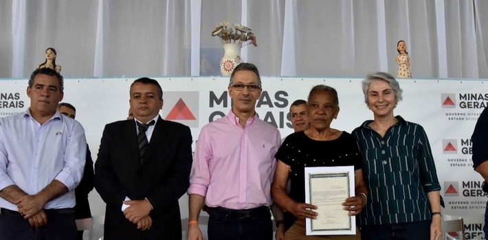 Em Minas Novas, governador Romeu Zema entrega 267 títulos de regularização fundiária a famílias da região