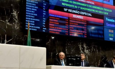 Romeu Zema recebe relatório do Assembleia Fiscaliza