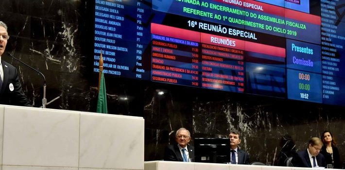 Romeu Zema recebe relatório do Assembleia Fiscaliza