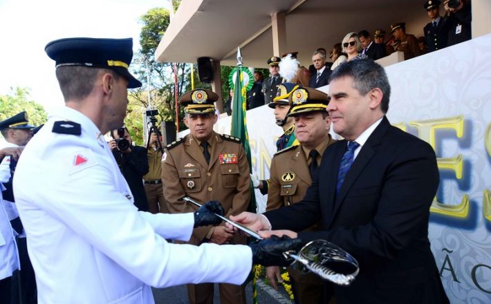 Vice-governador participa de formatura de oficiais da Polícia Militar