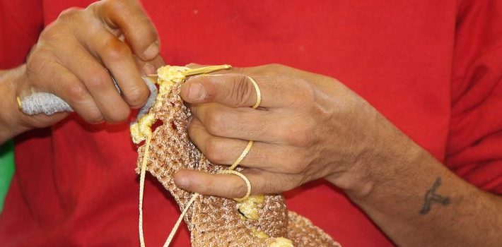 Presos aprendem técnicas de produção de bolsas em crochê