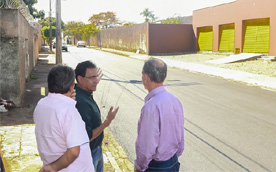 Prefeito, Toninho e Dutra visitam obras de recapeamento asfáltico no Grande Abadia