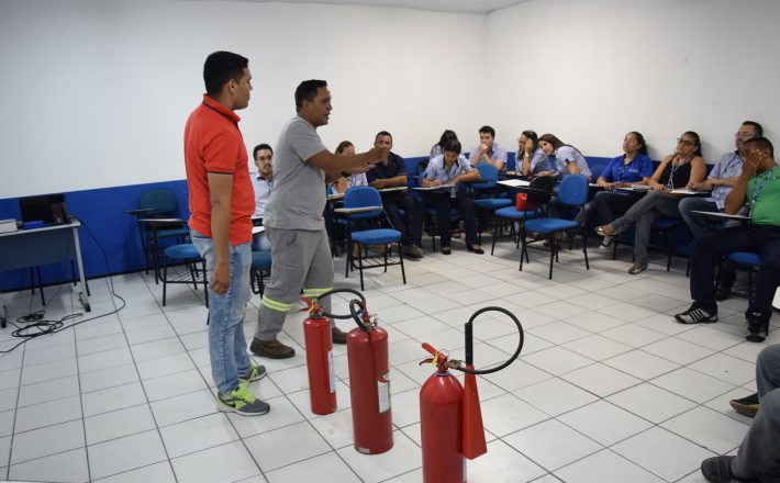 Profissionais de educação passam por capacitação de Brigada de Incêndio e Primeiros Socorros