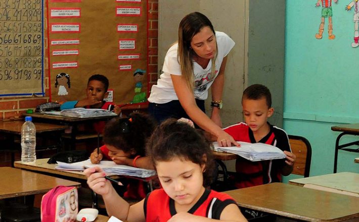 Governo nomeia mais mil profissionais aprovados em concurso para área da Educação