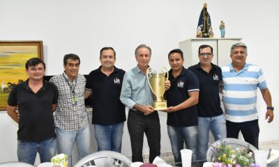 DNA Universitário presenteia Piau com troféu