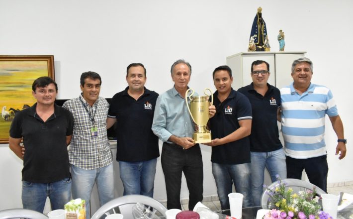 DNA Universitário presenteia Piau com troféu