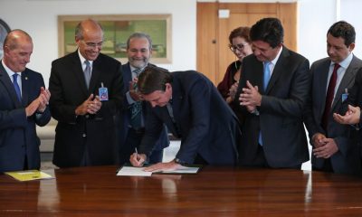Presidente Bolsonaro sanciona Lei do Médicos pelo Brasil