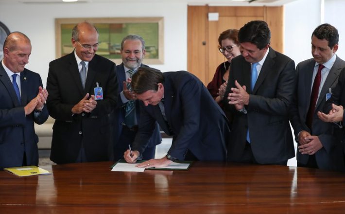 Presidente Bolsonaro sanciona Lei do Médicos pelo Brasil