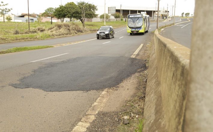 Prefeitura repara trecho de via sob responsabilidade de concessionária