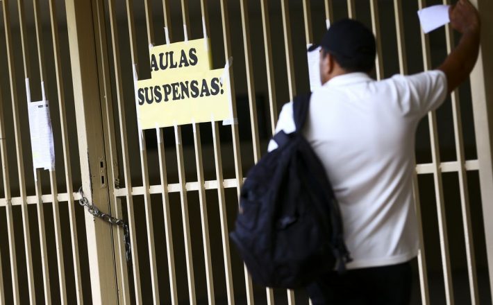 Com escolas fechadas, pais enfrentam desafios no retorno ao trabalho