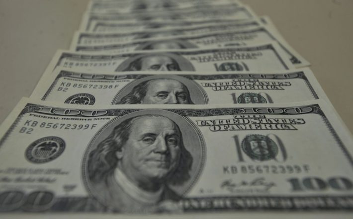 Dólar cai para R$ 5,212 com ânimo no exterior e reforma tributária