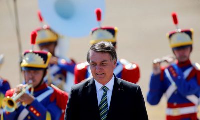 Bolsonaro cumprimenta populares em solenidade de 7 de Setembro