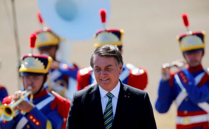 Bolsonaro cumprimenta populares em solenidade de 7 de Setembro