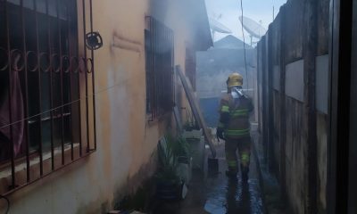 Casa em Uberaba pega fogo por causa de celular em tomada