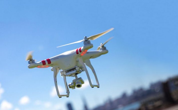 Drone clandestino sobrevoa penitenciária de Uberaba e dispensa objetos na unidade